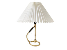 Charger l'image dans la galerie, Lampe de table Le Klint modèle 306 – Une lampe de bureau intemporelle en laiton par Kaare Klint !