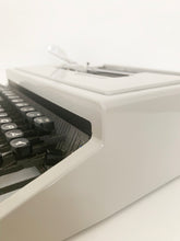 Load image into Gallery viewer, Typewriter Olivetti Dora / Lettera 31
