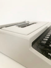 Load image into Gallery viewer, Typewriter Olivetti Dora / Lettera 31