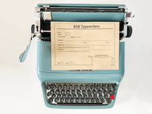 Charger l'image dans la galerie, Machine à écrire Blue Olivetti Studio 44 - Entièrement fonctionnelle - Avec étui - Clavier QWERTY