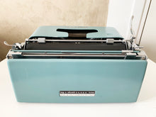 Charger l'image dans la galerie, Machine à écrire Blue Olivetti Studio 44 - Entièrement fonctionnelle - Avec étui - Clavier QWERTY
