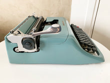 Charger l'image dans la galerie, Machine à écrire Blue Olivetti Studio 44 - Entièrement fonctionnelle - Avec étui - Clavier QWERTY