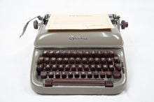 Charger l'image dans la galerie, Optima Typewriter, Elite 3 Portable - Very Good Condition - Writes like a dream
