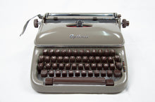 Charger l'image dans la galerie, Optima Typewriter, Elite 3 Portable - Very Good Condition - Writes like a dream
