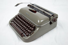Charger l'image dans la galerie, Optima Typewriter, Elite 3 Portable - Very Good Condition - Writes like a dream
