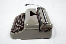 Charger l'image dans la galerie, Optima Typewriter, Elite 3 Portable - Very Good Condition - Writes like a dream

