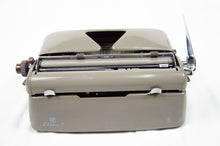 Charger l'image dans la galerie, Optima Typewriter, Elite 3 Portable - Very Good Condition - Writes like a dream
