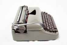 Charger l'image dans la galerie, Optima Typewriter, Elite 3 Portable - Very Good Condition - Writes like a dream
