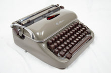 Charger l'image dans la galerie, Optima Typewriter, Elite 3 Portable - Very Good Condition - Writes like a dream
