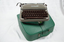 Charger l'image dans la galerie, Optima Typewriter, Elite 3 Portable - Very Good Condition - Writes like a dream
