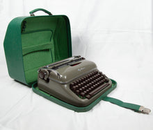 Charger l'image dans la galerie, Optima Typewriter, Elite 3 Portable - Very Good Condition - Writes like a dream
