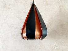 Charger l&#39;image dans la galerie, Lampe à suspension Werner Schou en cuivre et métal laqué noir - Mid-century scandinave - Lampe vintage
