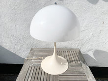 Charger l&#39;image dans la galerie, Verner Panton (1926-1998) Panthella Table Lamp - Produced by Louis Poulsen - H. 70, Ø. 50 cm.
