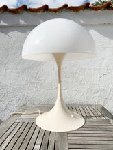 Charger l&#39;image dans la galerie, Verner Panton (1926-1998) Panthella Table Lamp - Produced by Louis Poulsen - H. 70, Ø. 50 cm.
