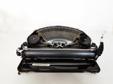 Charger l&#39;image dans la galerie, Machine à écrire noir brillant Olivetti ICO 1930
