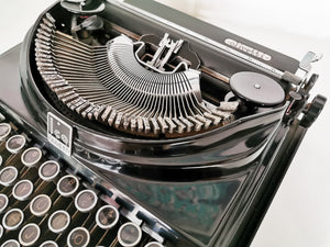 Machine à écrire noir brillant Olivetti ICO 1930