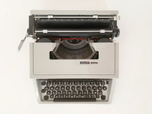 Charger l&#39;image dans la galerie, Typewriter Olivetti Dora / Lettera 31
