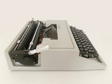 Load image into Gallery viewer, Typewriter Olivetti Dora / Lettera 31
