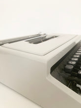Load image into Gallery viewer, Typewriter Olivetti Dora / Lettera 31
