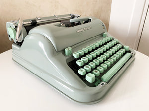 Machine à écrire verte Hermes Media 3 Round - Machine à écrire portable - Fonctionnant parfaitement - 1960 - Cadeau parfait pour l'écrivain - Clavier AZERTY