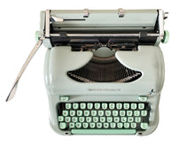 Charger l&#39;image dans la galerie, Machine à écrire verte Hermes Media 3 Round - Machine à écrire portable - Fonctionnant parfaitement - 1960 - Cadeau parfait pour l&#39;écrivain - Clavier AZERTY
