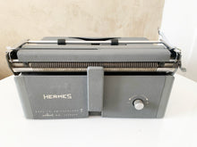 Charger l&#39;image dans la galerie, Machine à écrire Grise Hermes 2000 - Machine à écrire portable - En état de fonctionnement - Années 1960 - Cadeau parfait pour l&#39;écrivain - AZERTY
