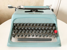 Charger l&#39;image dans la galerie, Typewriter Blue Olivetti Studio 44 - Fully Working - With Case - QWERTY Keyboard
