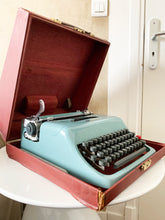 Charger l&#39;image dans la galerie, Typewriter Blue Olivetti Studio 44 - Fully Working - With Case - QWERTY Keyboard

