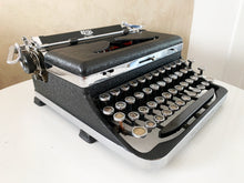 Charger l&#39;image dans la galerie, 1930&#39;s Typewriter Black Royal De Luxe - Fully Working - Perfect Gift For The Writer - AZERTY Keyboard
