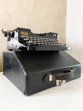 Charger l&#39;image dans la galerie, Typewriter Glossy Black Royal Model P - Looks And Works Very Well - Perfect Gift For The Writer - AZERTY
